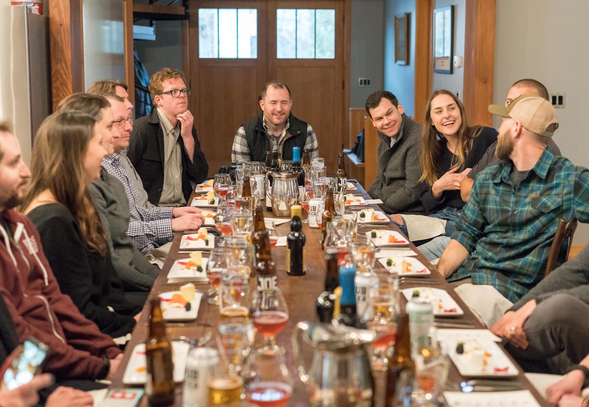 Gruppe von Menschen bei einem Abendessen Treffen