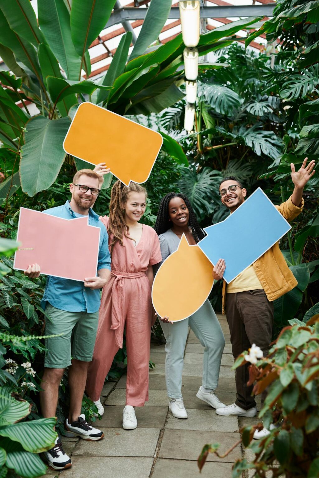 Glückliche Menschen mit bunten Sprechblasen im Garten