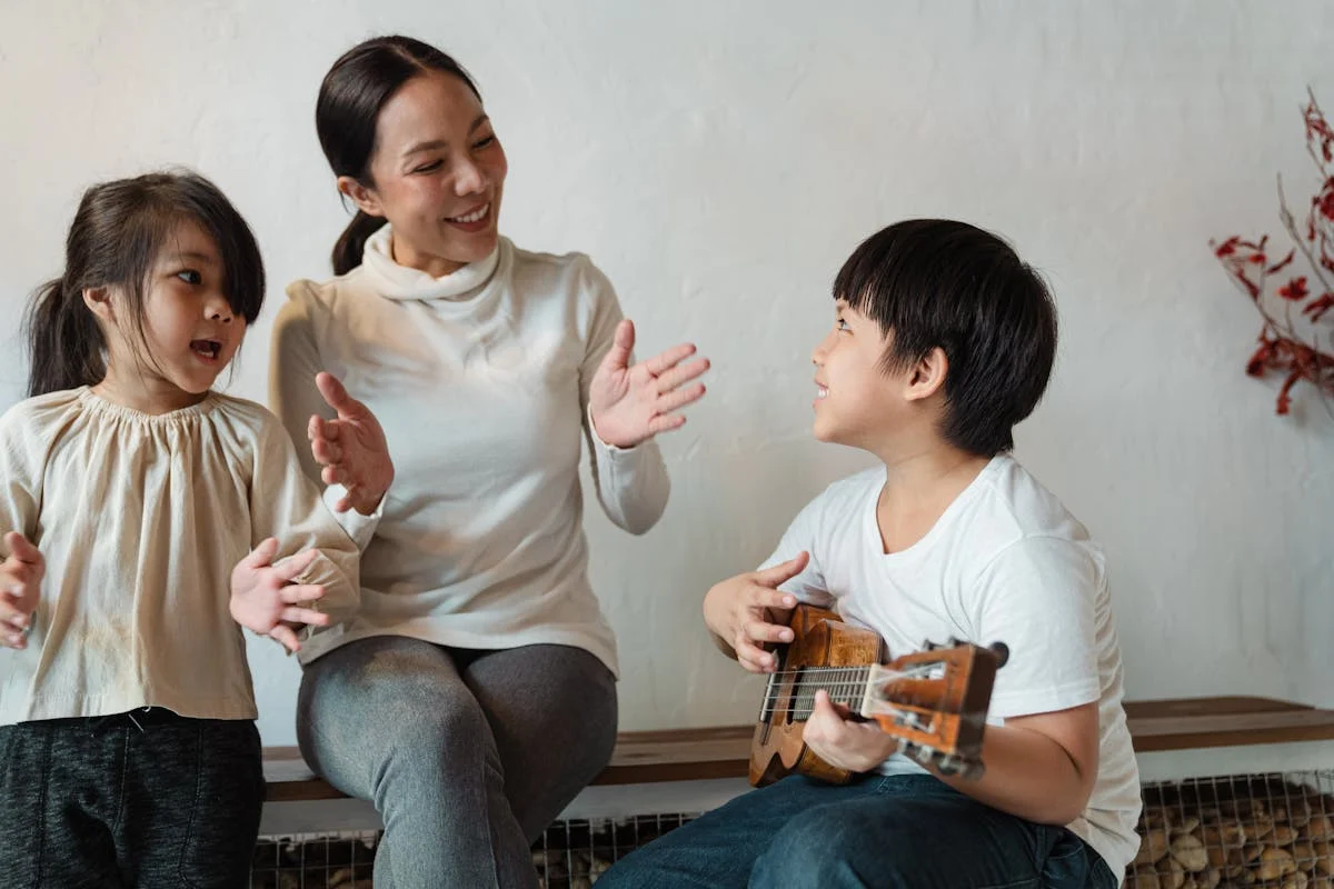 Familie genießt gemeinsames Musizieren und Spaß zusammen