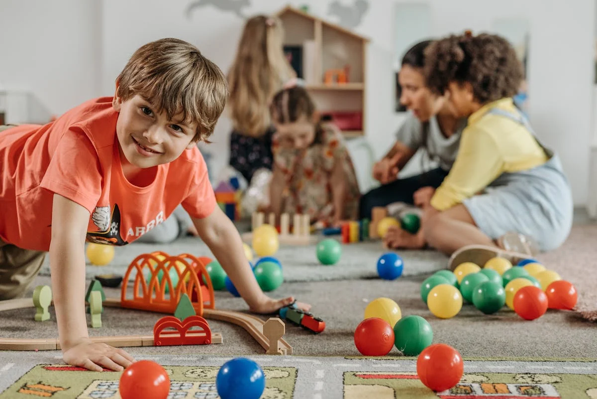 Kinder spielen fröhlich in einem bunten Raum