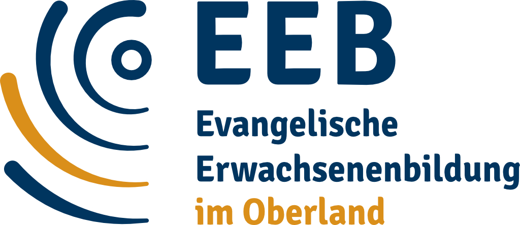 Logo der EEB Evangelische Erwachsenenbildung im Oberland, mit blauen und orangefarbenen geschwungenen Linien, die an Schallwellen erinnern, auf der linken Seite.