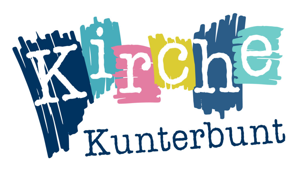 Der Text Kirche Kunterbunt in weißer, verspielter Schrift auf bunten, mit Pinselstrichen gemalten Hintergründen in Blau, Türkis, Rosa und Gelb.