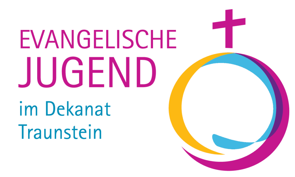 Logo der Evangelischen Jugend im Dekanat Traunstein mit einem stilisierten Kreuz und kreisförmigen Rauten in Lila, Blau und Gelb auf weißem Hintergrund.