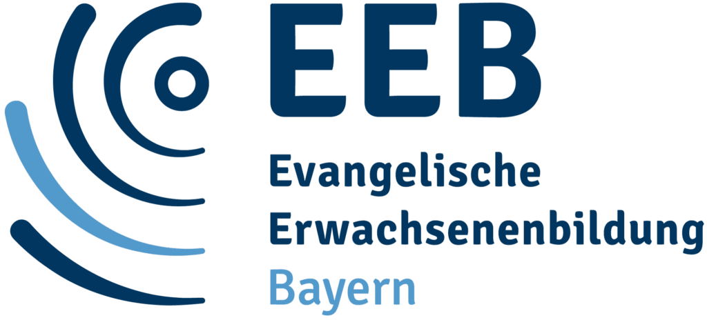 Logo der EEB Bayern mit blauen konzentrischen Bögen auf der linken Seite und dem Text EEB Evangelische Erwachsenenbildung Bayern auf der rechten Seite.
