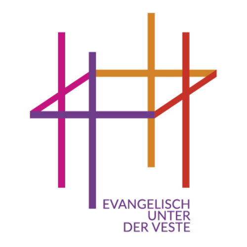 Abstraktes Logo mit sich überschneidenden Linien in Rosa, Lila, Orange und Rot, die Kreuzformen bilden; darunter steht EVANGELISCH UNTER DER VESTE.