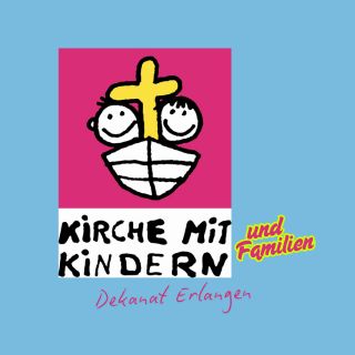 Logo mit zwei lächelnden Strichmännchen-Kindern hinter einem gelben Kreuz, Text: Kirche mit Kindern und Familien Dekanat Erlangen auf blauem Hintergrund.