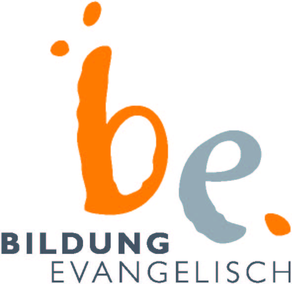 Logo mit stilisierten orangefarbenen und grauen Kleinbuchstaben be. Darunter steht in Großbuchstaben der Schriftzug BILDUNG EVANGELISCH.