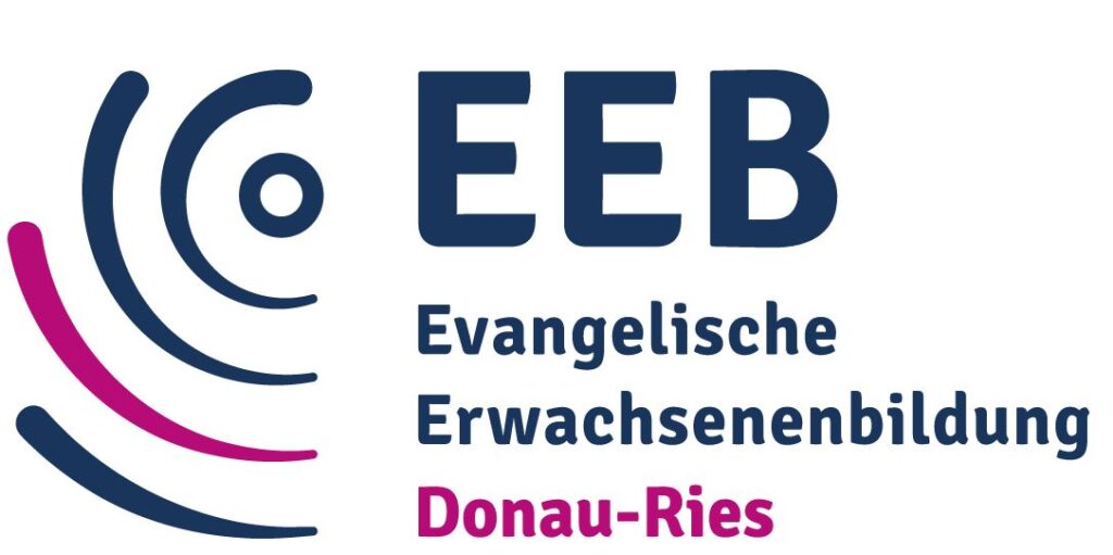 Logo der EEB Evangelische Erwachsenenbildung Donau-Ries mit stilisierten blauen und magentafarbenen geschwungenen Linien und fettem Text in Blau und Magenta.