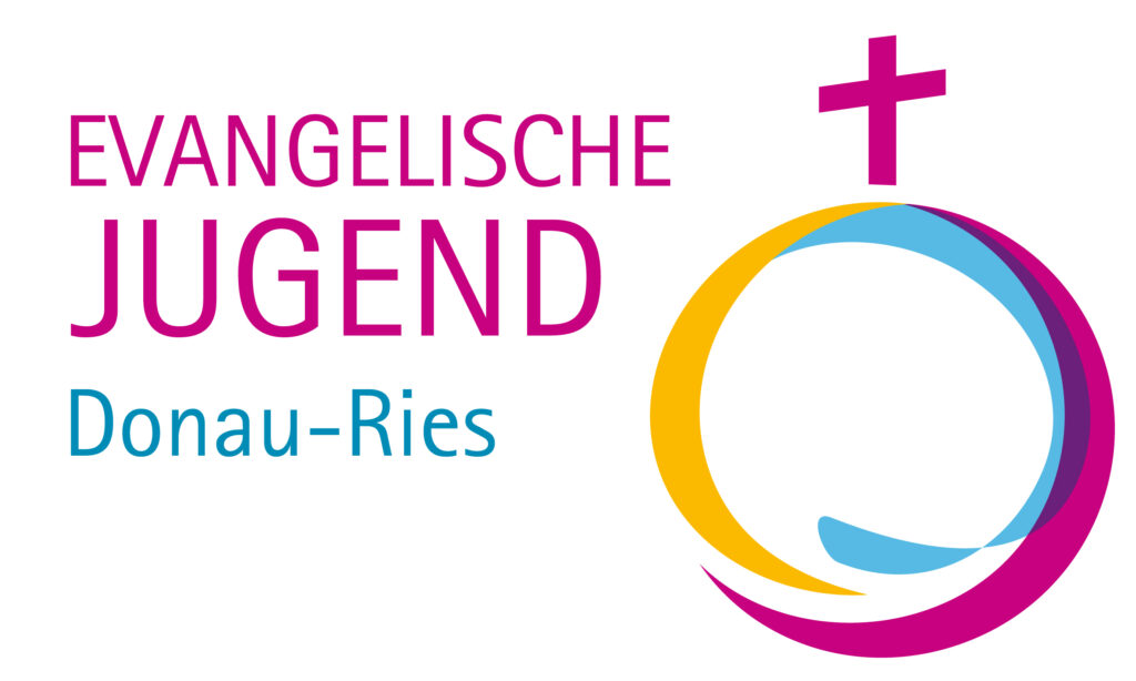 Logo der Evangelischen Jugend Donau-Ries mit rosafarbenem Kreuz und kreisförmigem Muster in Rosa, Gelb und Blau neben dem Namen der Organisation in fetter Schrift.